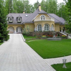 Wide access to a country house