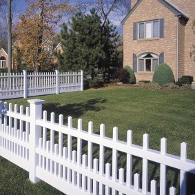 Gard alb pe marginea grădinii