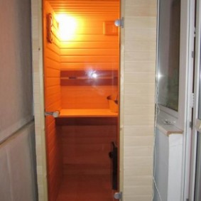 Ang mga compact sauna sa balkonahe ng isang multi-storey na gusali
