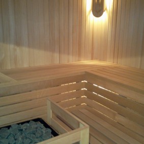 Lampada in legno nell'angolo del bagno turco