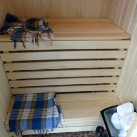 Kockovaný uterák na drevenom schodisku
