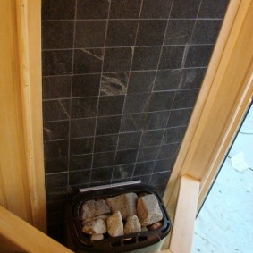 Keramisk väggdekoration på kaminen i badet