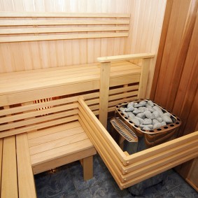 Protezione della stufa nella sauna compatta