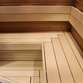 Treplater på en benk i et dobbeltrom