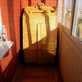 Cedar bariles sa halip na isang sauna sa balkonahe
