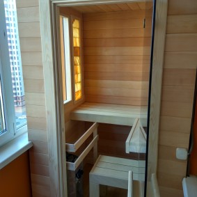 Interiorul unei mici saune pe balconul unei clădiri cu cinci etaje