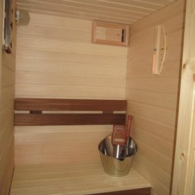 Lining ang mga pader ng sauna