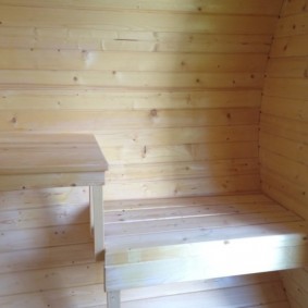 Bănci naturale din lemn în saună