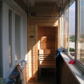 Loggia glazurată într-un apartament cu panou