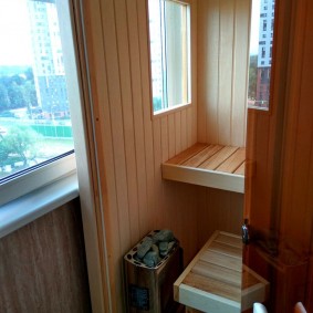 Maliit na silid ng singaw sa balkonahe ng apartment