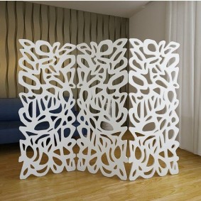 Dinding partition terbuka terbuat dari plastik putih
