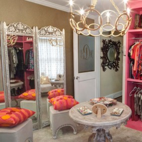 Ružičasta garderoba u sobi za djevojčice