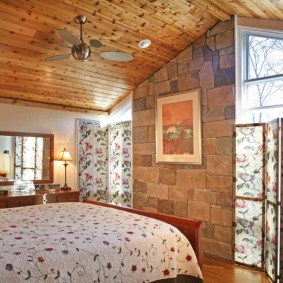 Soffitto in legno nella camera da letto
