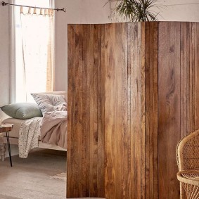 Ecran de lemn în dormitorul unei case private