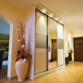 Il·luminació d’un armari corredor amb portes de vidre