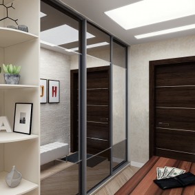 Speilskap i gangen til en to-roms leilighet