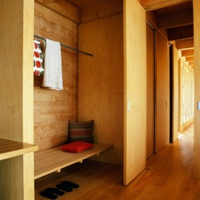 Armário embutido em uma casa de madeira