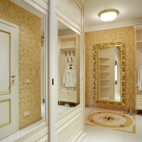 Espelho embutido na porta do armário em estilo clássico