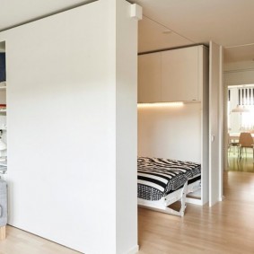 Garderobe partitie in een studio-appartement