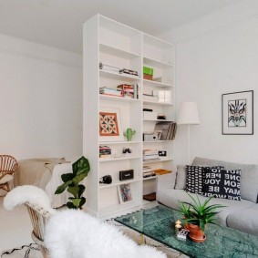 Interieur van een studio-appartement in heldere kleuren