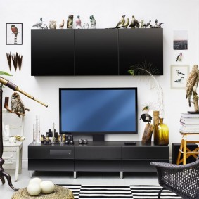 Veľká závesná skrinka nad televízorom v obývacej izbe