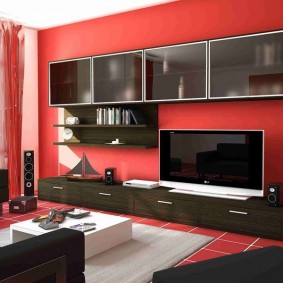 Mobília preta em uma sala de estar vermelha
