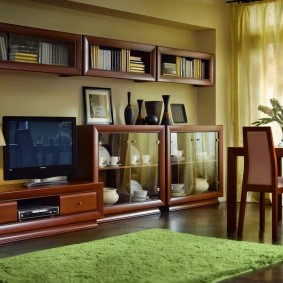 Zelený koberec v obývacej izbe