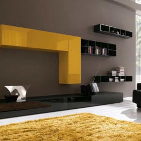 Mòdul de penjoll groc en una habitació d'estil modern