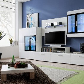 Biela stena na pozadí modrej steny obývacej izby