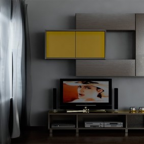 Scivolo grigio-giallo per la hall di un appartamento moderno