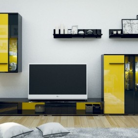 Modulárna konštrukcia žlto-čiernej steny