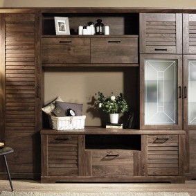 Nábytok s drevenými fasádami pre rustikálnu obývaciu izbu