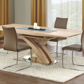 Jedálenský stôl na ľahkom koberci v obývacej izbe