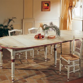 Mesa de jantar de madeira rústica