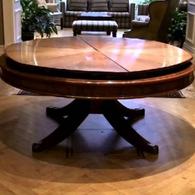 Okrúhly stôl vyrobený z prírodného popola