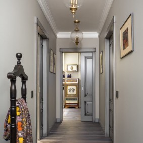 Koridor panjang di apartmen rumah bata
