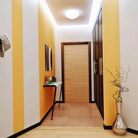 Žltá farba v interiéri chodby