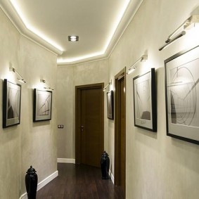 LED-belysning av malerier på veggen i korridoren