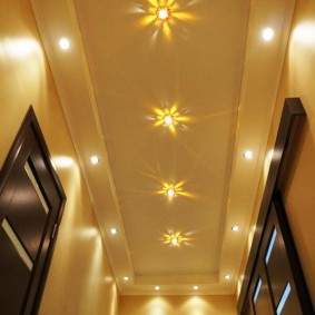 Dizajn stropa u uskom hodniku