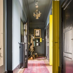 Žlté dvere z chodby do obývacej izby