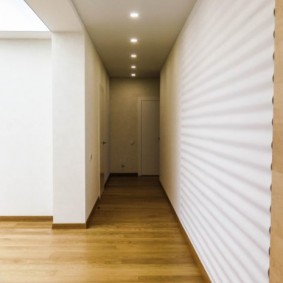 Paneles blancos 3D en un pasillo estrecho