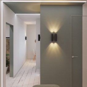 Grå vegg i gangen i en minimalistisk stil.
