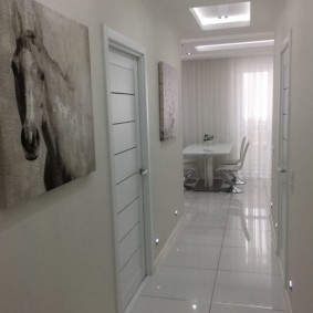 Keramisk gulv i den hvite korridoren