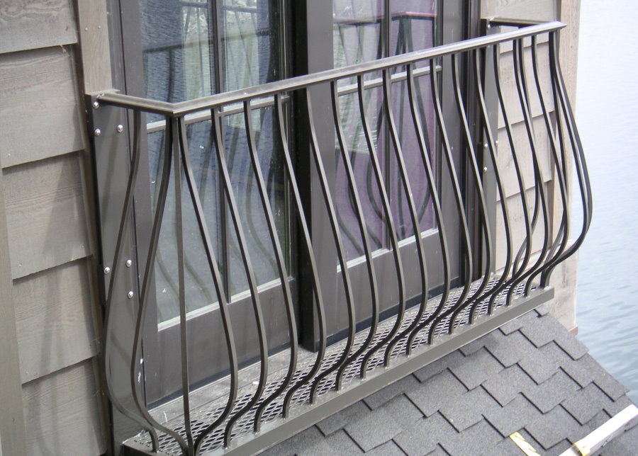 An example of a French fence on the facade of a residential building