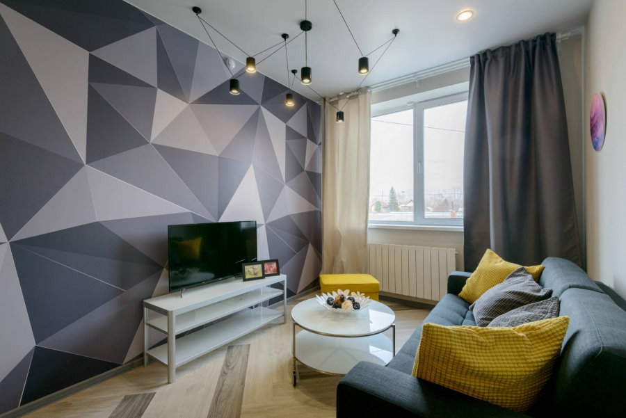 Geometriniai tapetai gyvenamajame kambaryje be balkono