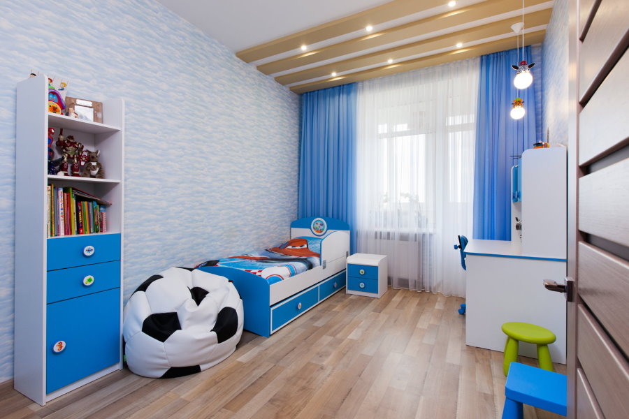 Fachadas azules en muebles modulares infantiles.