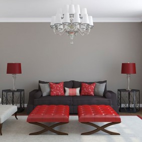 Røde møbler i et rom med en grå vegg