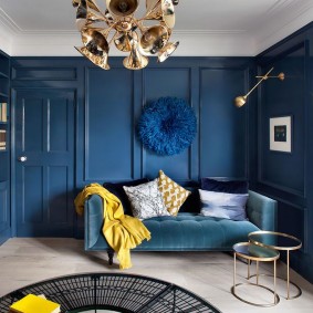 Modrá pohovka v obývacej izbe