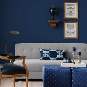 Šedý nábytok na pozadí modrej steny