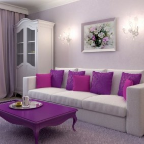 Fioletowe poduszki na prostej kanapie